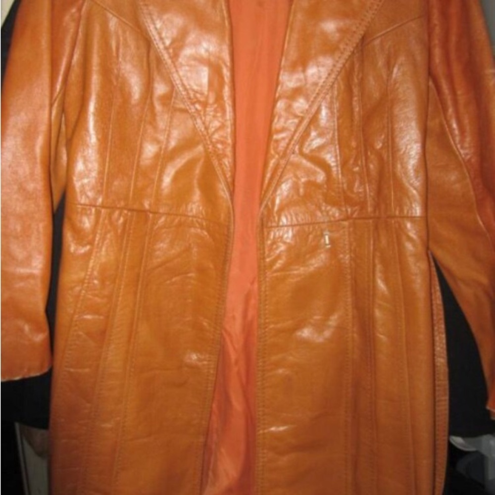vintage leather coat
Sleeve length 21”
Jacket length 34”
Shoulder width 16”
